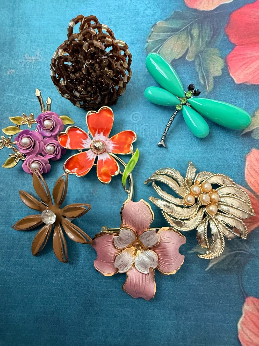 Assorted Floral Brooches. 7 Pieces.